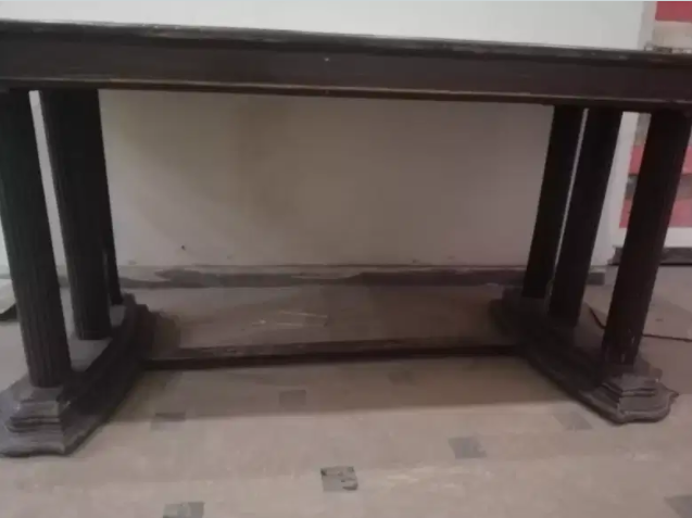 Dining table Available for sale