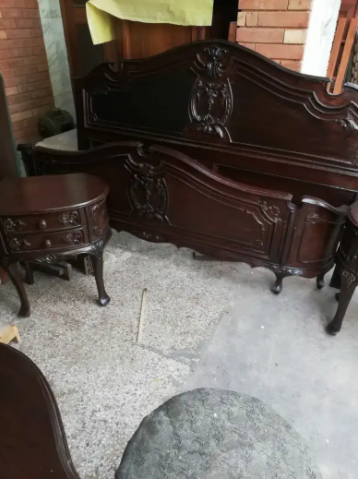 Antique style bed set Available for sale