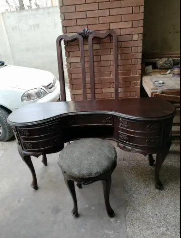 Antique style bed set Available for sale