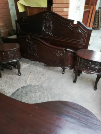 Antique style bed set Available for sale