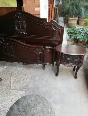 Antique style bed set Available for sale