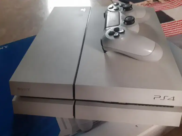 New Ps4 500GB glacier white Available for Sale in Karachi