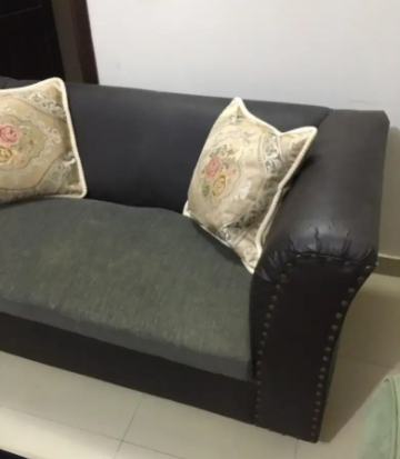 2 seat sofa Available for sale in Karachi