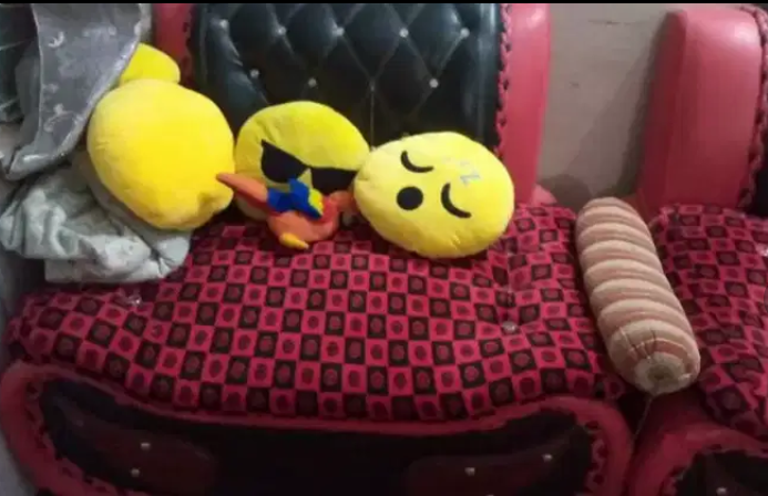 5 seater sofa set Available for sale