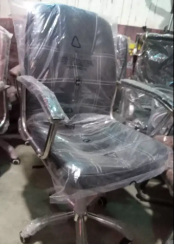 Medium size black office chair Available for sale in Karachi