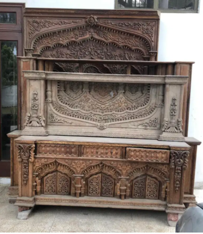 Stylish Beautiful Bed set Available For Sale