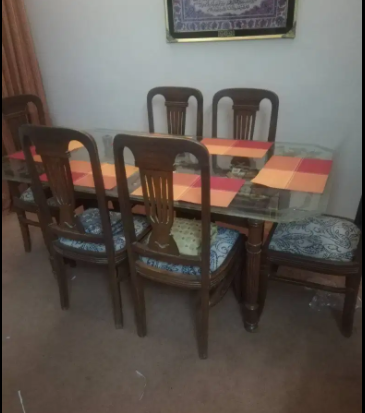 Dining table Available for Sale in Good Condition