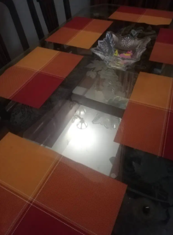 Dining table Available for Sale in Good Condition