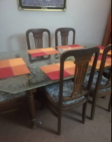 Dining table Available for Sale in Good Condition