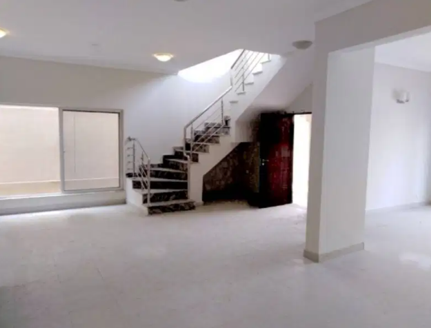 Brand New 3 Bed Luxurious Villa House Available For Sale in Karachi