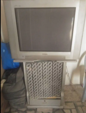 Philips 26 inch TV  with trolley Available for Sale