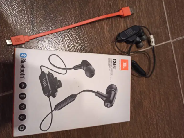 JBL E25BT Wireless headphones in Black Color Available for Sale in Karachi