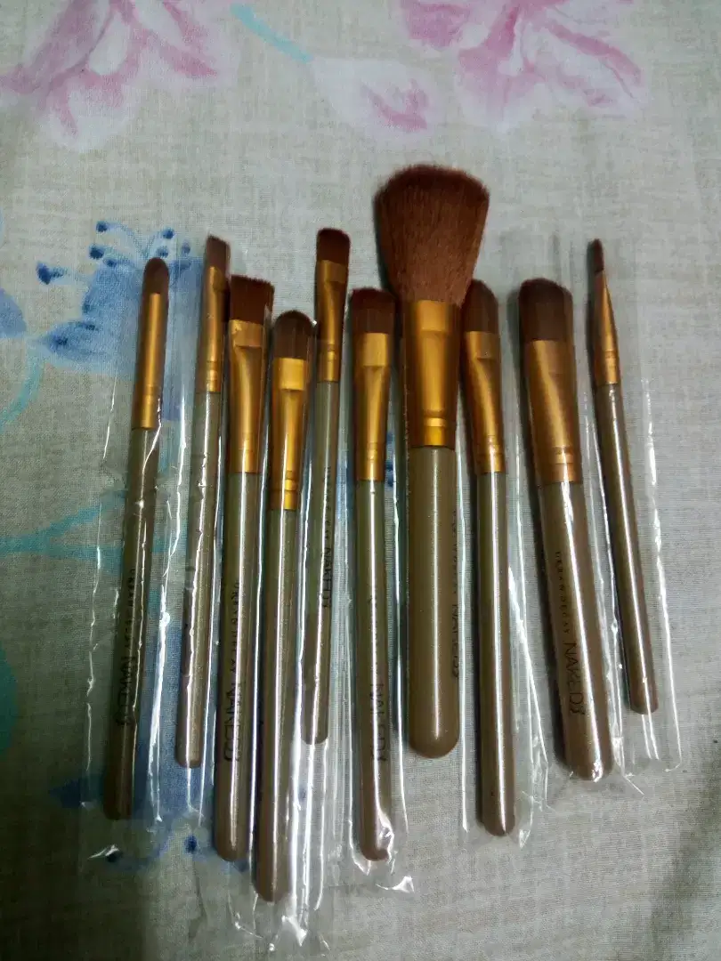 Naked 3 branded makeup brushes Available for sale