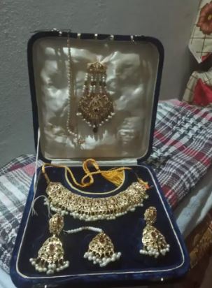 Bridal dress and jewellery