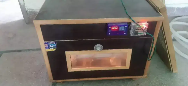 Incubator Semi Automatic Machine 100 to 1000 Eggs Capacity for sale in Okara